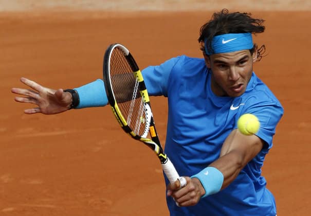 Rafael Nadal of Spain returns the ball to John Isner of the U.S. during the French Open tennis tournament at the Roland Garros stadium in Paris May 24, 2011. REUTERS/Regis Duvignau (FRANCE - Tags: SPORT TENNIS)